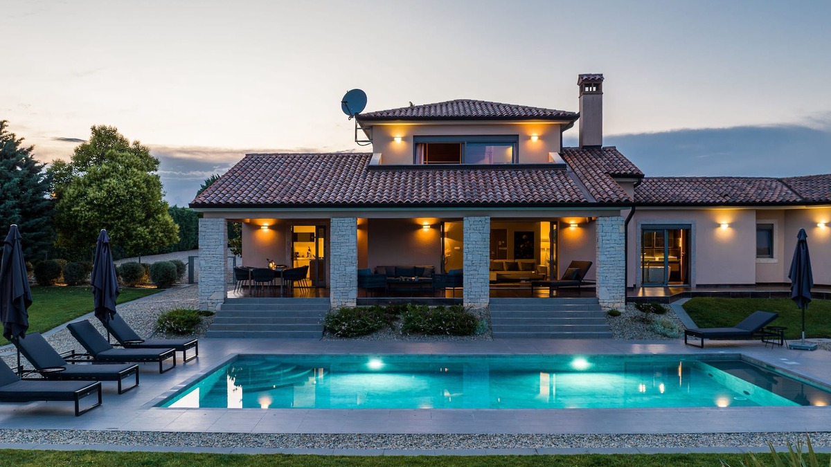 Topid Villa | Luxurious Contemporary Villa, large pool heated 28° - green views
