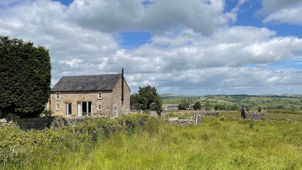 Longnor House | Luxurious Converted Barn with Stunning Views, Log Burner & Roll Top Bath