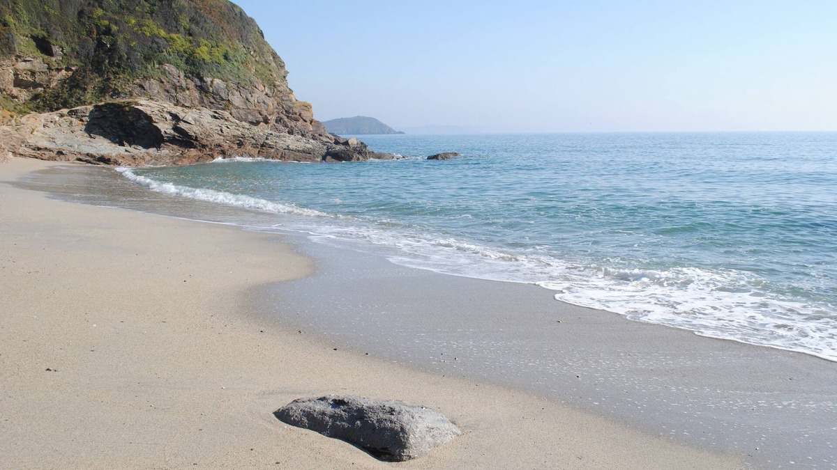 Pentewan Apartment | Luxurious Cornish Holiday let, 4 min stroll to Pentewan beach, village setting.