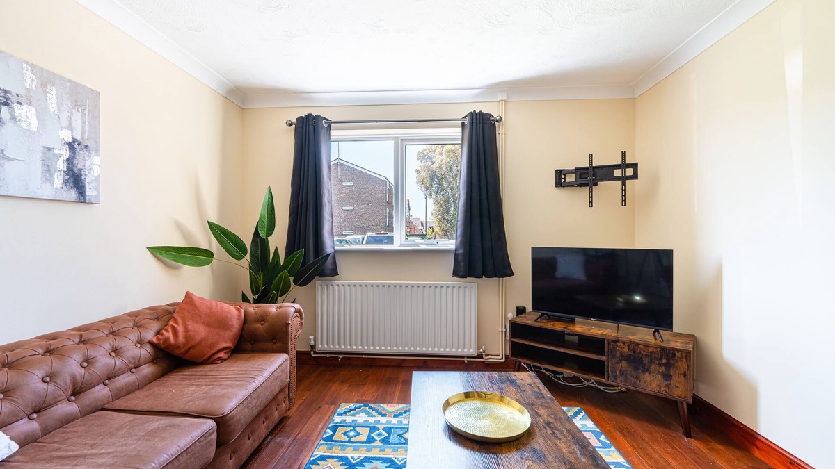 Ipswich Apartment | Luxurious & Cosy 3BR Home Near Ipswich City Centre
