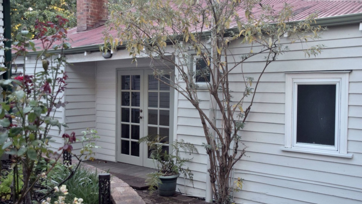 Pemberton Cottage | Luxurious, cosy, historic cottage featuring period furnishings, walkable to town