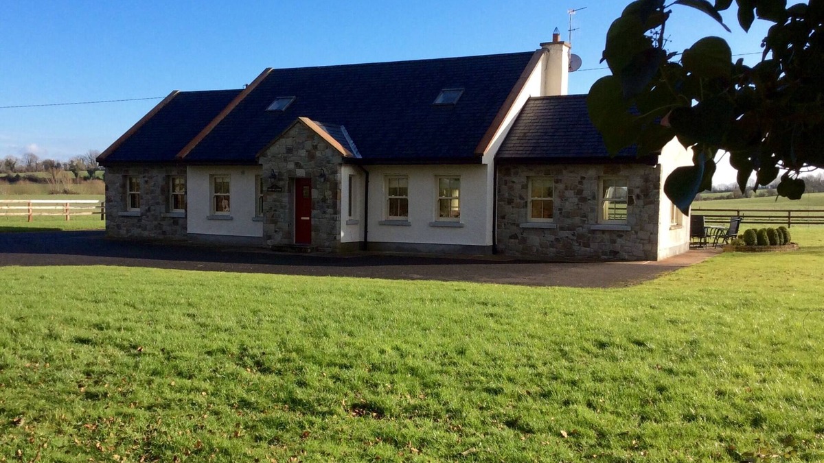 Dromineer Cottage | Luxurious Cottage Set in Beautiful Irish Countryside.