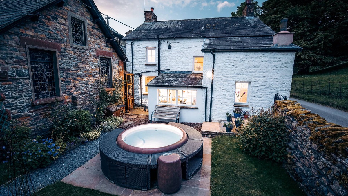 Sedbergh Cottage | Luxurious Cottage with Hot Tub. 19 miles from Windermere.
