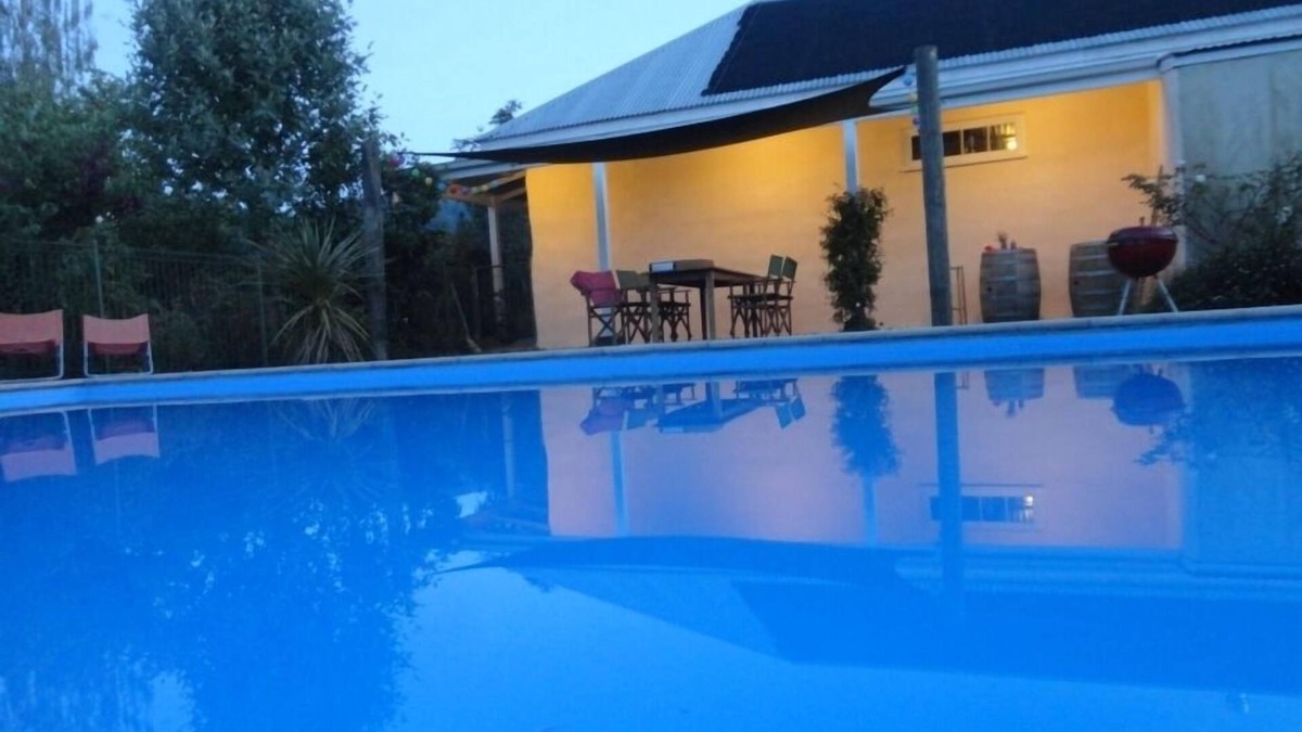 Stoke Cottage | Luxurious Cottage with Private Swimming Pool