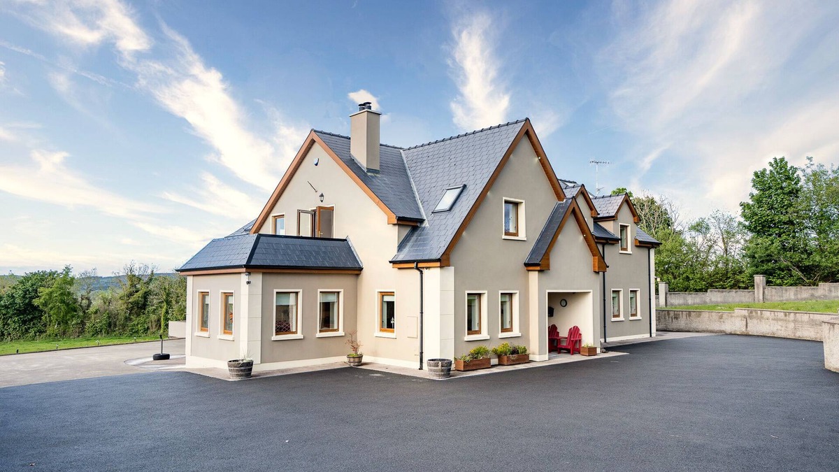 Ballyshannon House | ★ Luxurious Countryside Retreat | Gym & BBQ Hut ★