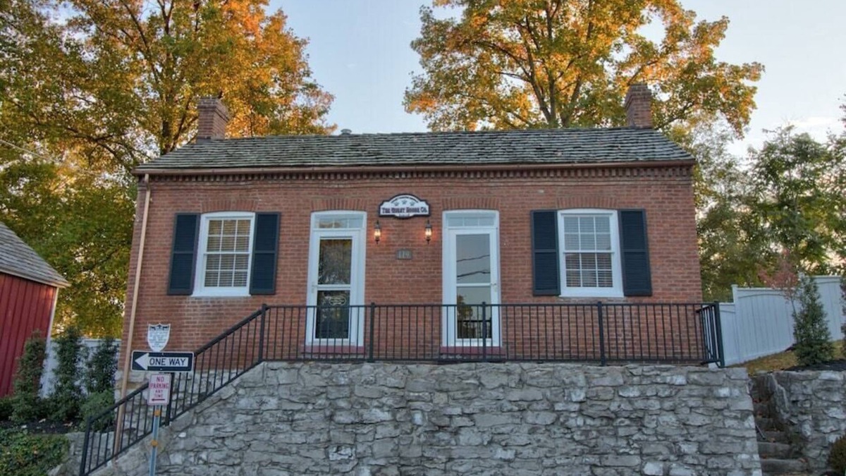 St. Charles House | Luxurious couples retreat just steps from Historic Main Street in St. Charles!