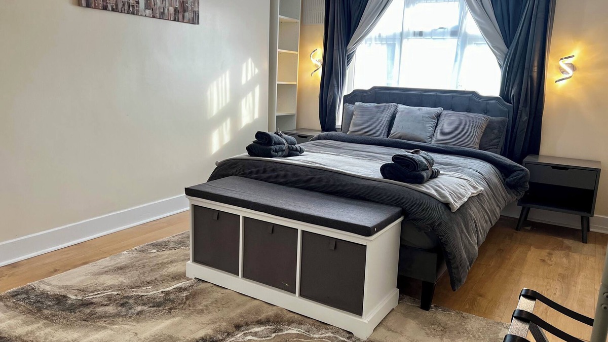 Feltham North House | Luxurious Cozy 4-Bedroom Home near LHR