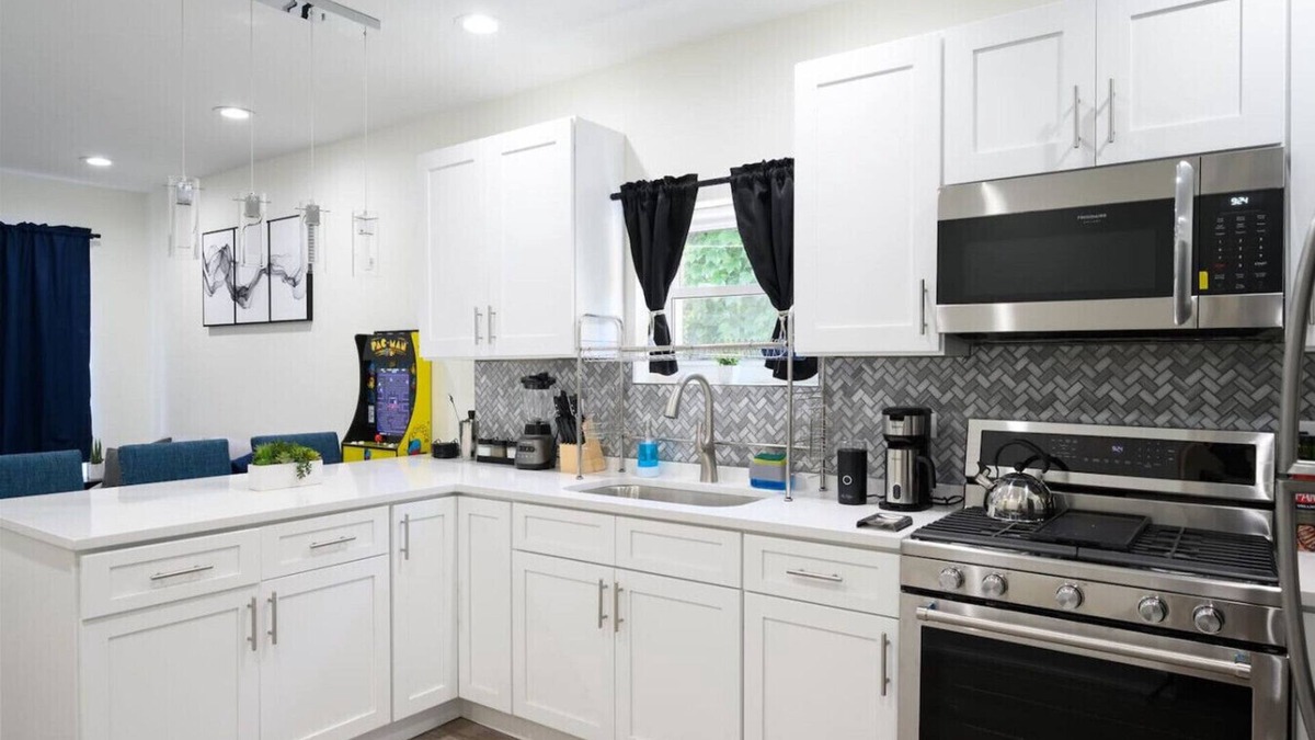 Little Village Apartment | Luxurious, Cozy Beauty 10 min from Downtown Chicago