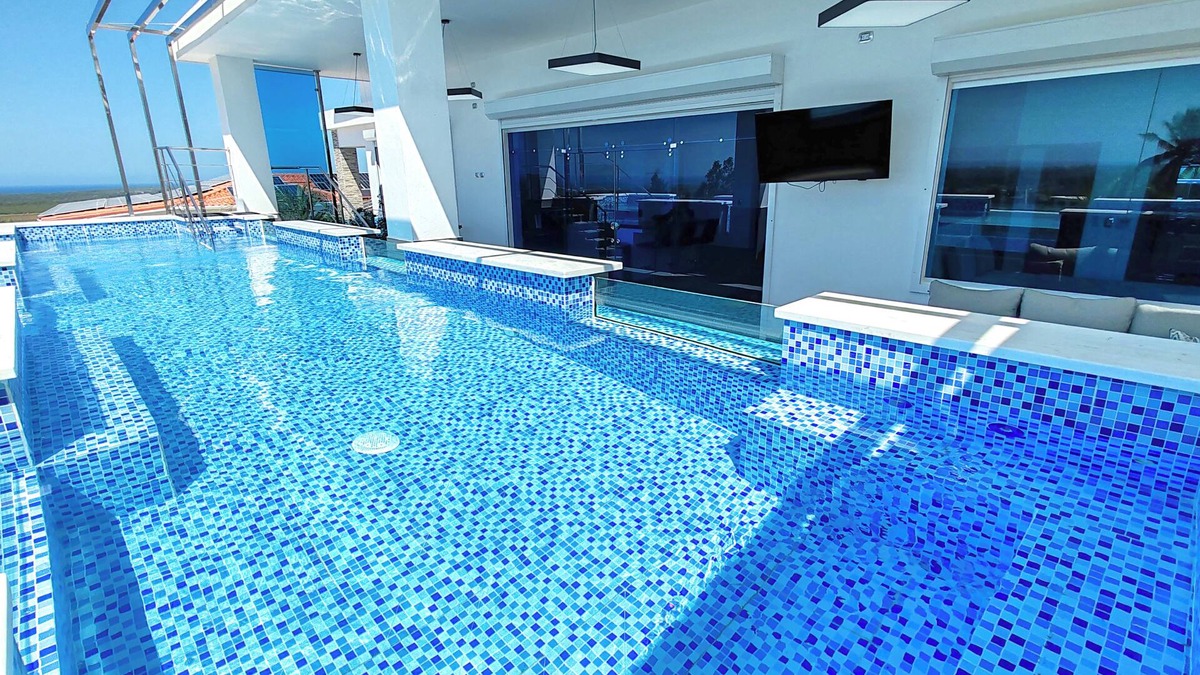 Montellano Villa | Luxurious 12BR Estate with Pools and Entertainment – 14 Minutes from Airport