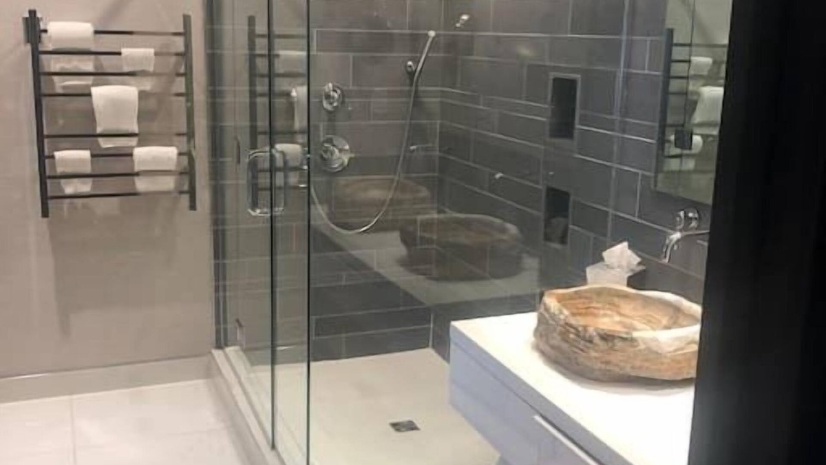 Downtown St. John's House | Luxurious Downtown Room