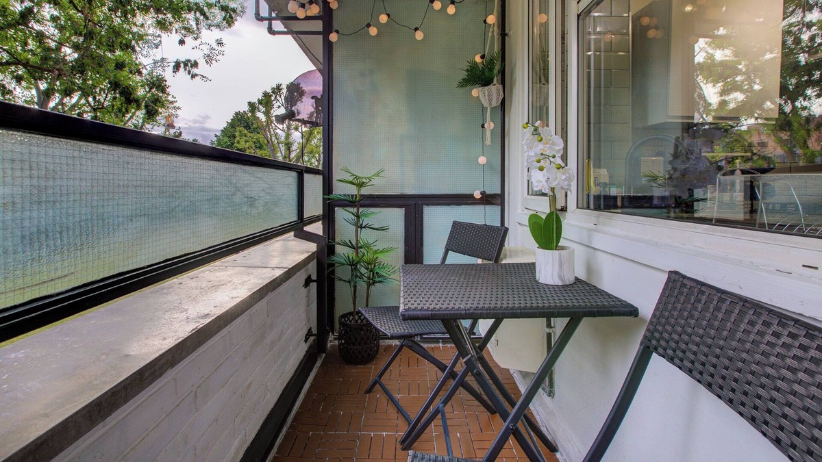 Golborne Apartment | Luxurious Duplex across Portobello Road | 850 sq/ft, A/C, Parking, Flex Check-in