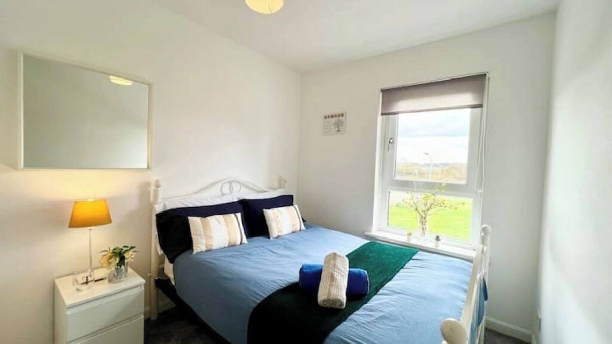 Hawkhead Apartment | Luxurious Ensuite Flat with Free Parking