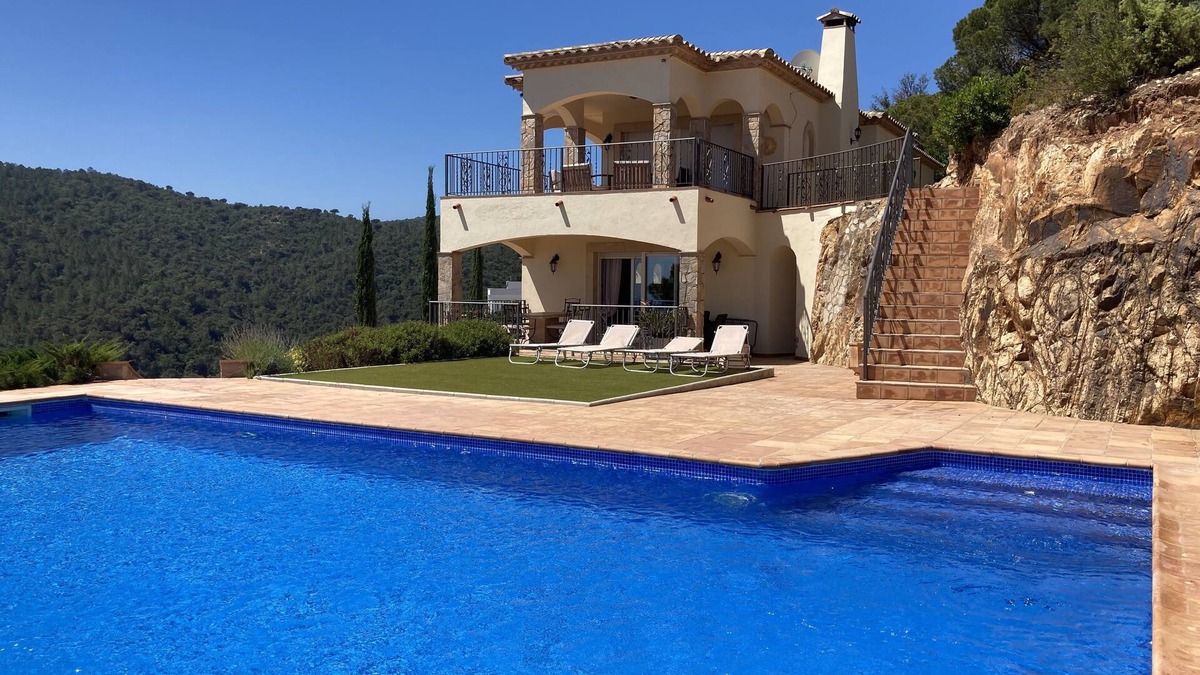 Sant Feliu de Guixols Villa | Luxurious villa with Spectaculair sea and bay view sleeps 8