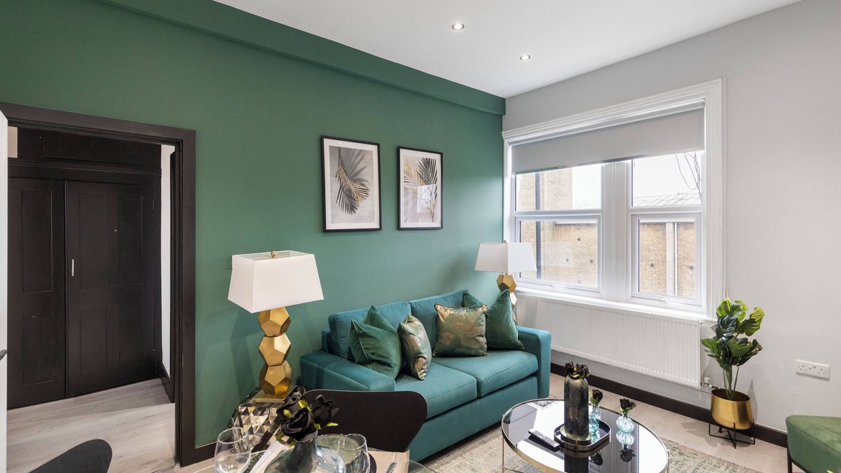 Munster House | Luxurious Evergreen Flat Sleeps 6