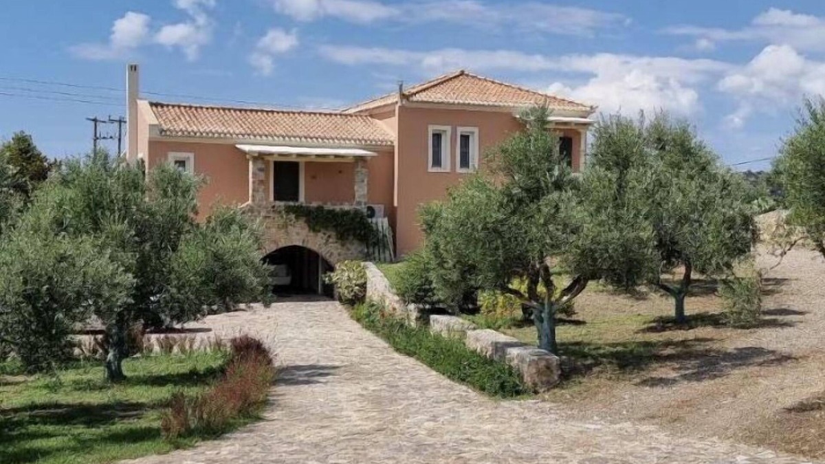 Gythio Villa | Luxurious Family-Friendly Villa, with modern equipment, peaceful location.