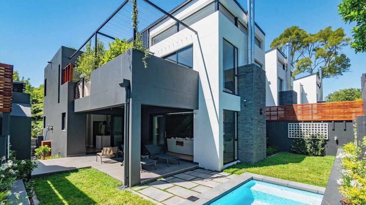 Newlands House | Luxurious Family home in Newlands with Pool