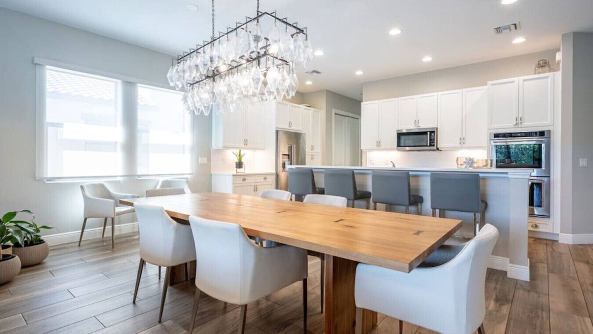 Parkland House | Luxurious Family Home - Spacious Kitchen & BBQ