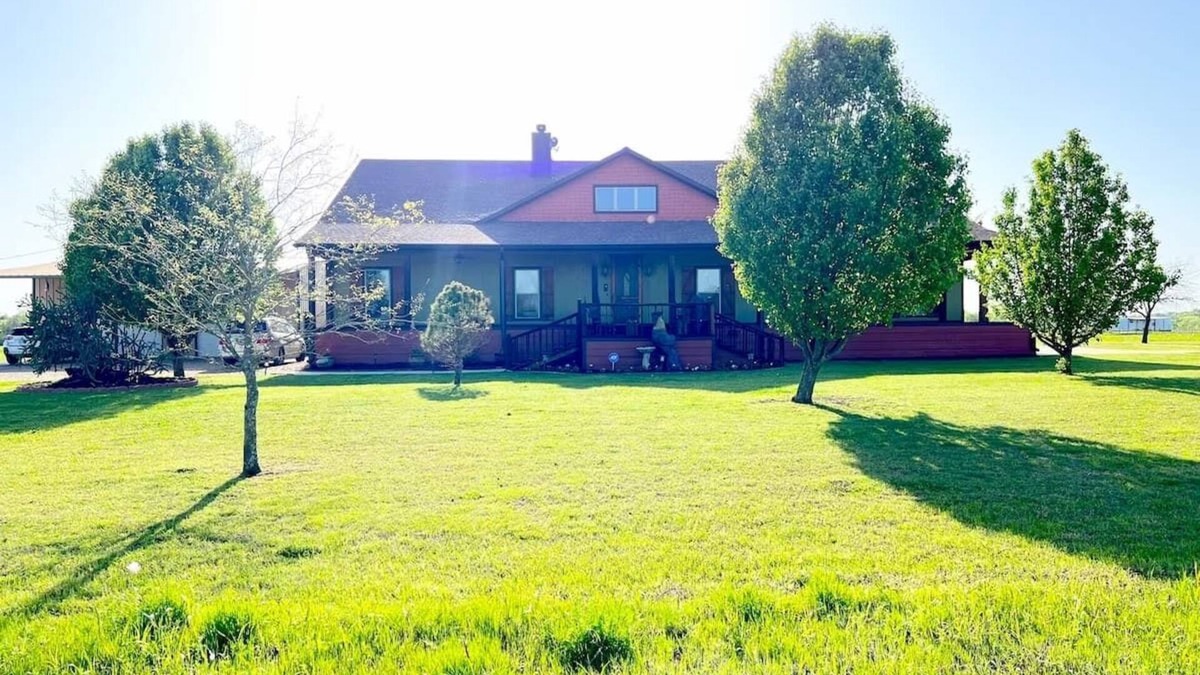 Gober Other | Luxurious farm house! 5-bed, 4 bath, pool and spa.