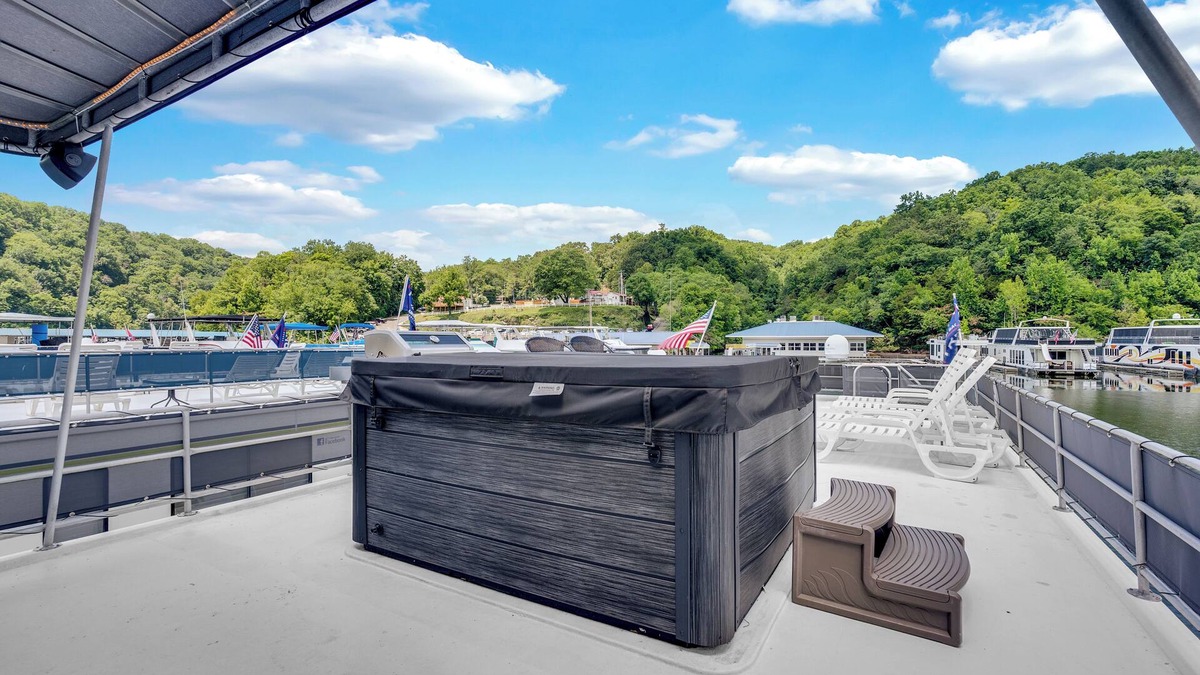 Smithville Boat Rental | Luxurious Five Bedroom Houseboat Retreat on Center Hill Lake