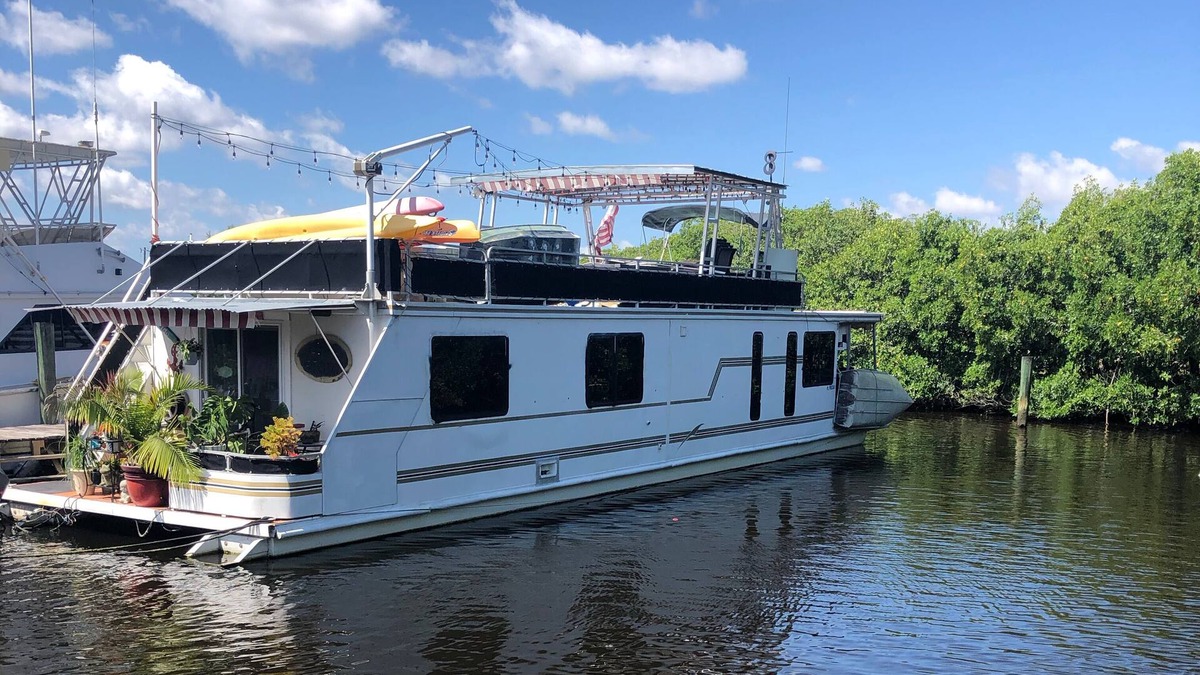 Fort Myers Boat Rental | Luxurious floating condo ! very private with great river views