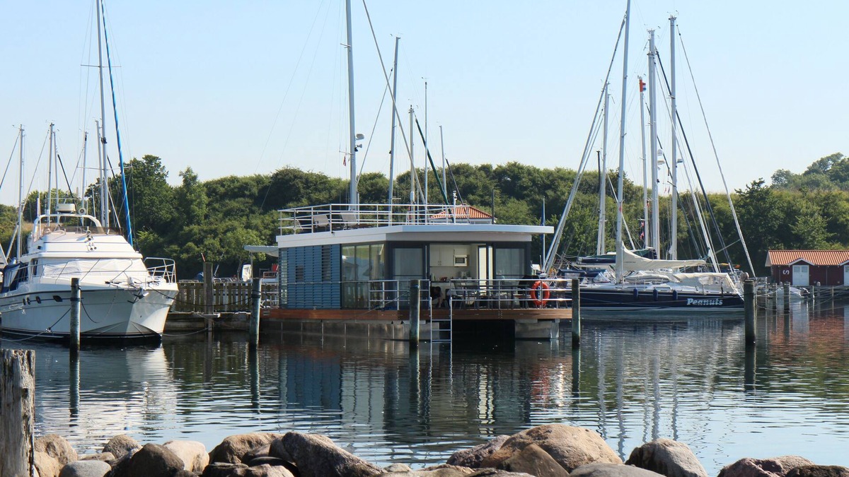 Rendbjerg House | Luxurious floating holiday home Flensburg Fjord/houseboat "Fjordblik"