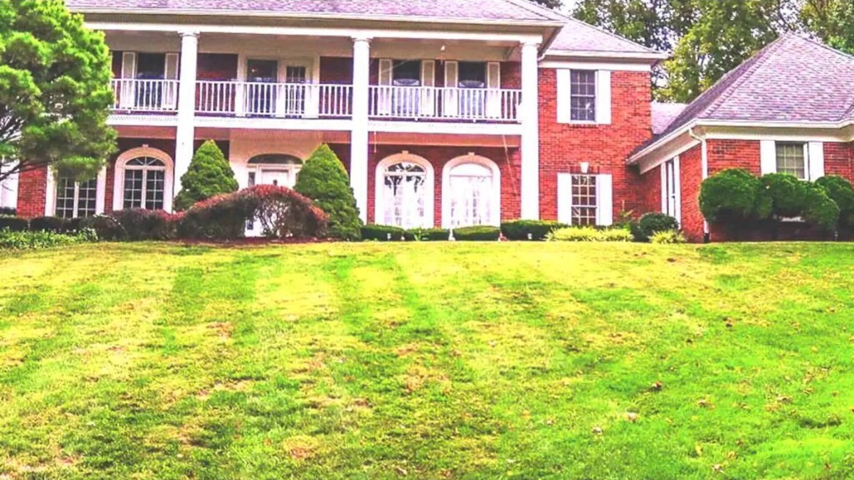 Florissant House | LUXURIOUS FLORISSANT ESTATE, “HOLIDAY SPECIAL “