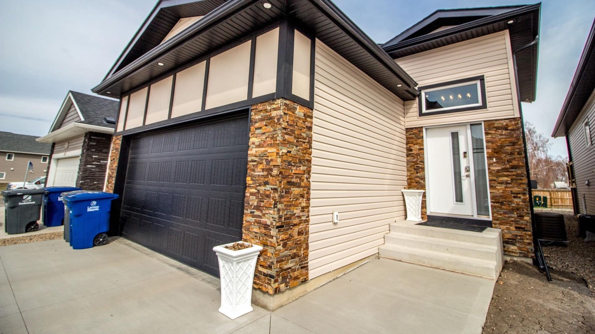 Saskatoon House | Luxurious former show home - 10 minutes from the downtown and airport