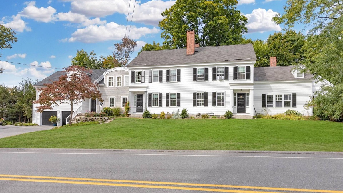 Andover House | Luxurious, fully renovated 3 bedroom/3 bath Andover home steps from PA/Downtown.