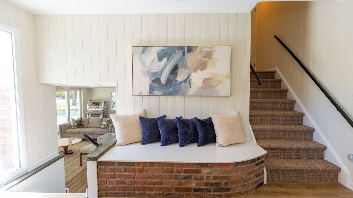 Andover House | Luxurious, fully renovated 5 bedroom home great indoor & outdoor living spaces