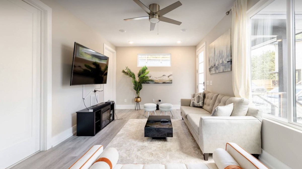 Hayes House | Luxurious Getaway Home with Rooftop Patio 10mins to downtown Durham and Duke