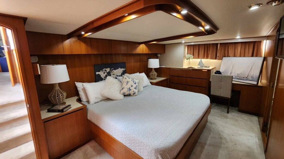 Gulfport Boat Rental | Luxurious Gulfport Yacht Stay – 6 Bedroom Yacht, Sleeps 13!