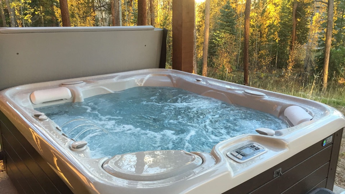Fraser House | Luxurious Home,1 acre,6mile-W.Park,Hot tub,33miles-RMNP, 2 Masters, Steam Shower