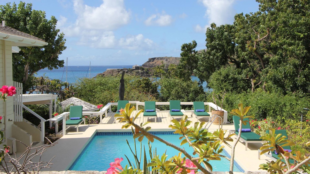 Freemans Bay House | Luxurious Home with Guesthouses and Private Pool on the Beach in English Harbour