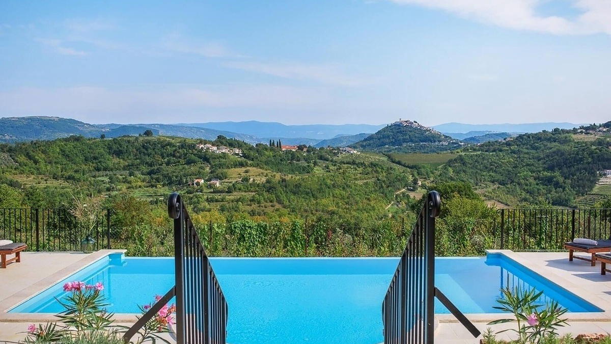 Rakotule House | Luxurious home in Karojba