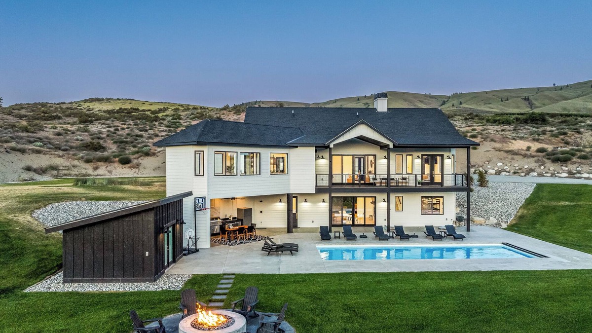 Orondo House | Luxurious home w/seasonal pool, hot tub, fire pit & outdoor kitchen