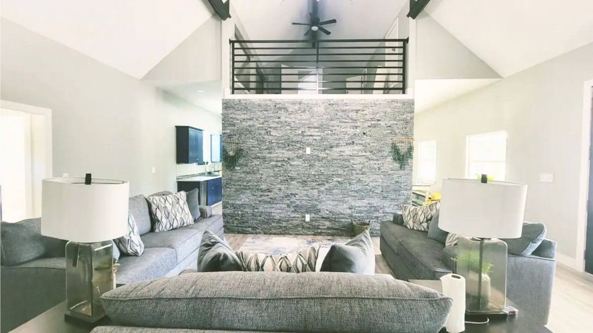 Terrell House | Luxurious House down Quiet Road.