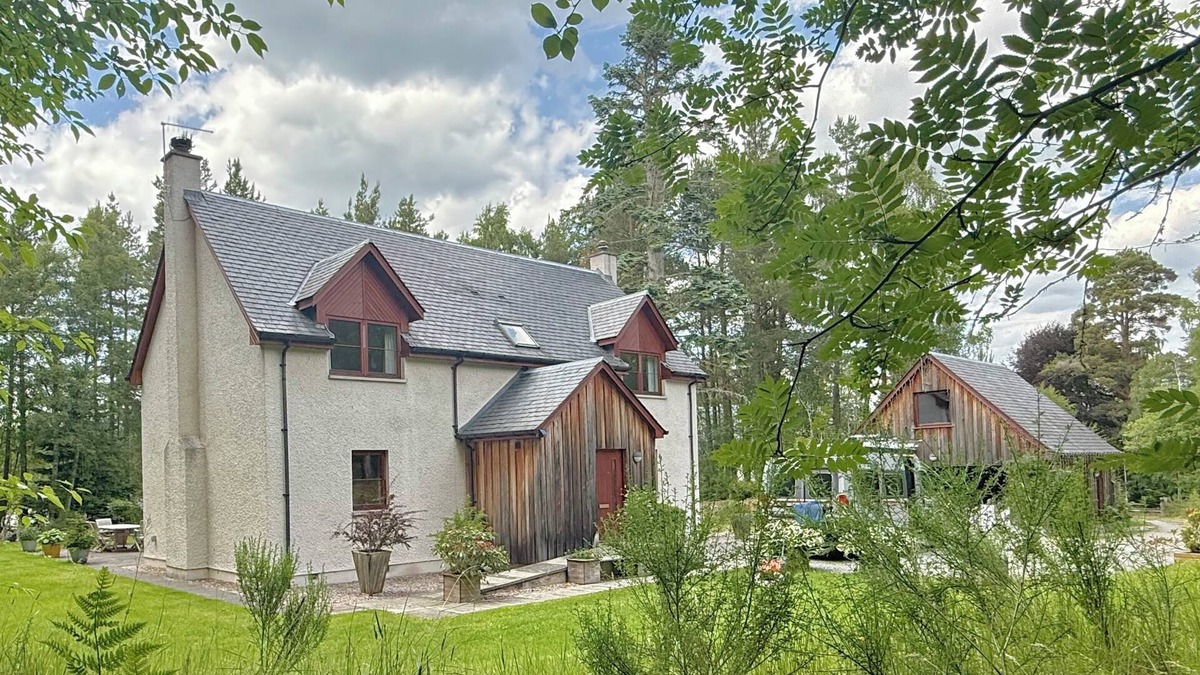 Nethy Bridge House | Luxurious House With Large Enclosed Woodland Garden In Cairngorm National Park