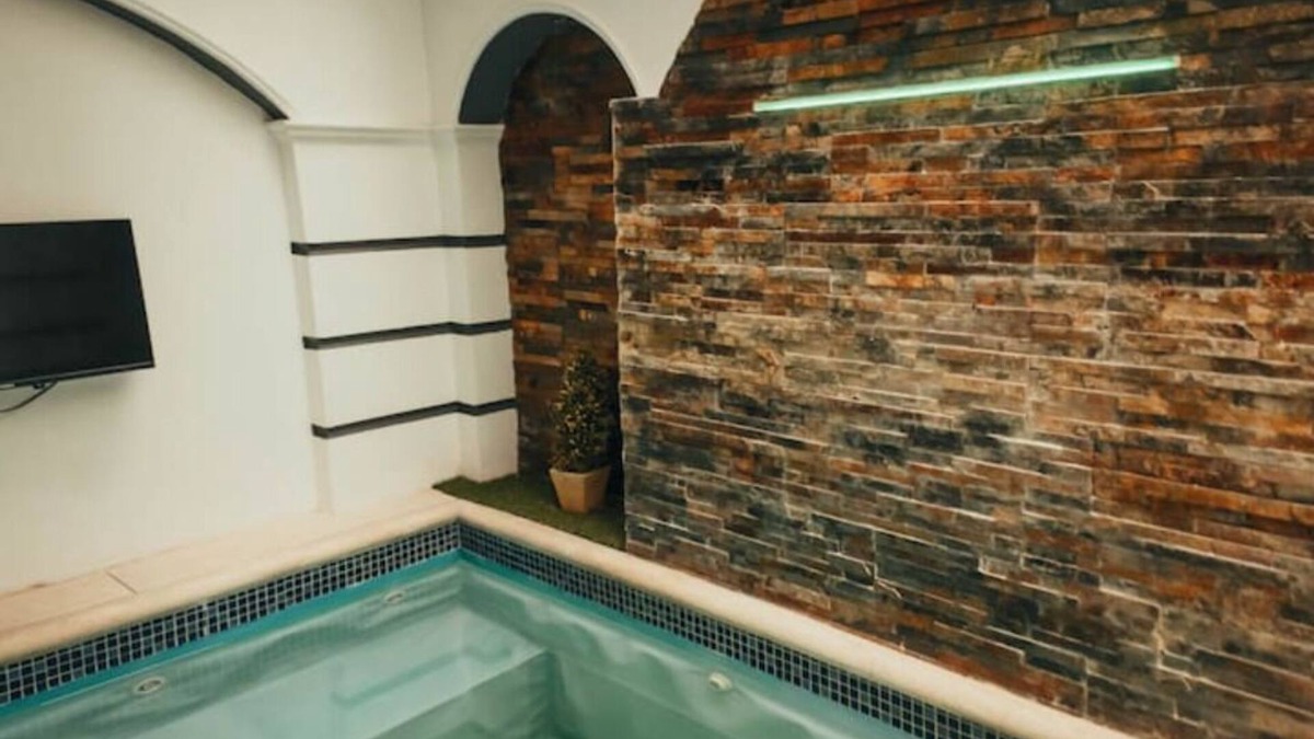 Guayaquil House | Luxurious house with jacuzzi & BBQ, close to everything!