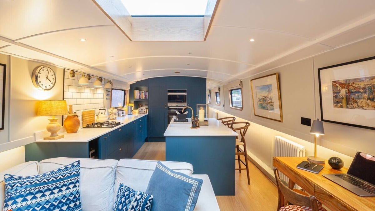 Limehouse Boat Rental | Luxurious houseboat in London
