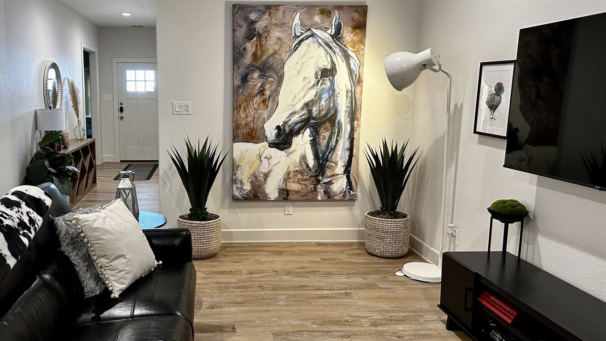 Abilene House | Luxurious King Bed + Hot Tub + Garage - Dreamhouse Abilene Sleeps 10! By G4ther