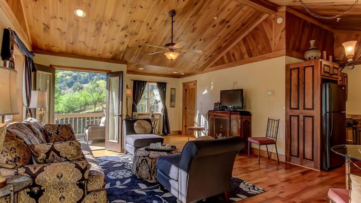 Wiley Cottage | Luxurious King bedroom Suite nestled in the North Georgia Mountains