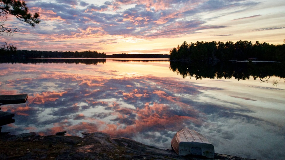 Trent Lakes House | Luxurious lake house, sunset views and Muskoka room