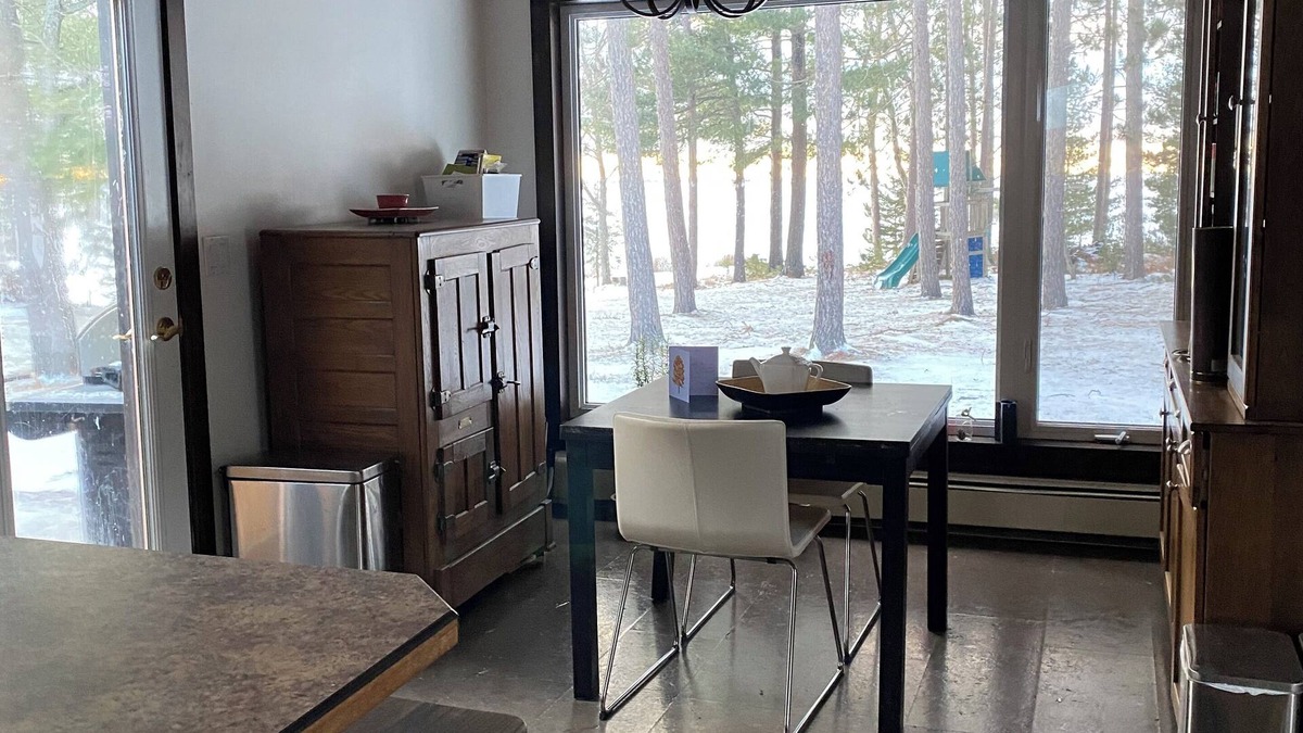 Nipissing Cottage | Luxurious Lake House with Hot Tub - Come and Enjoy and Unwind by Lake Nipissing!