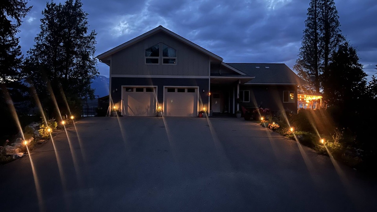 Lakelse House | Luxurious Lake Living