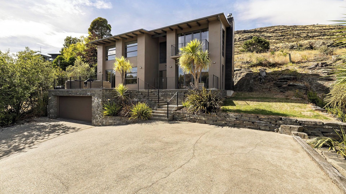 Kelvin Heights House | Luxurious Lake View Escape - 3 Bedroom Home!