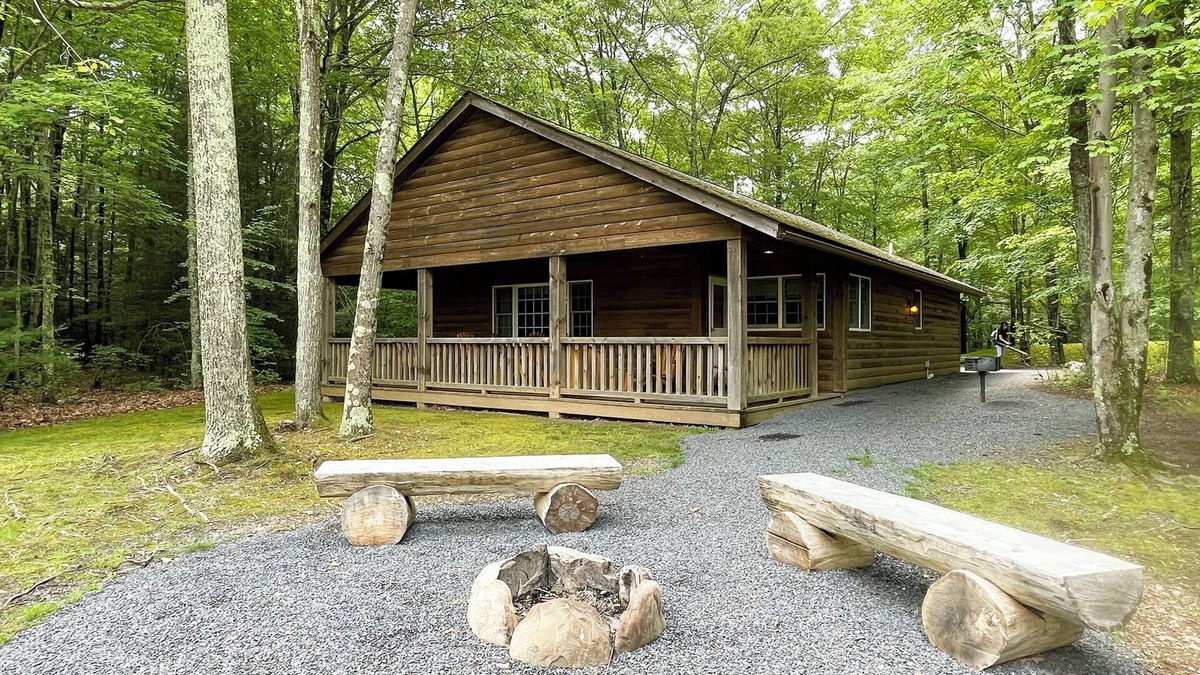 Reeders Cabin | Luxurious Lake View Log Cabin with Fire Pit in the Poconos