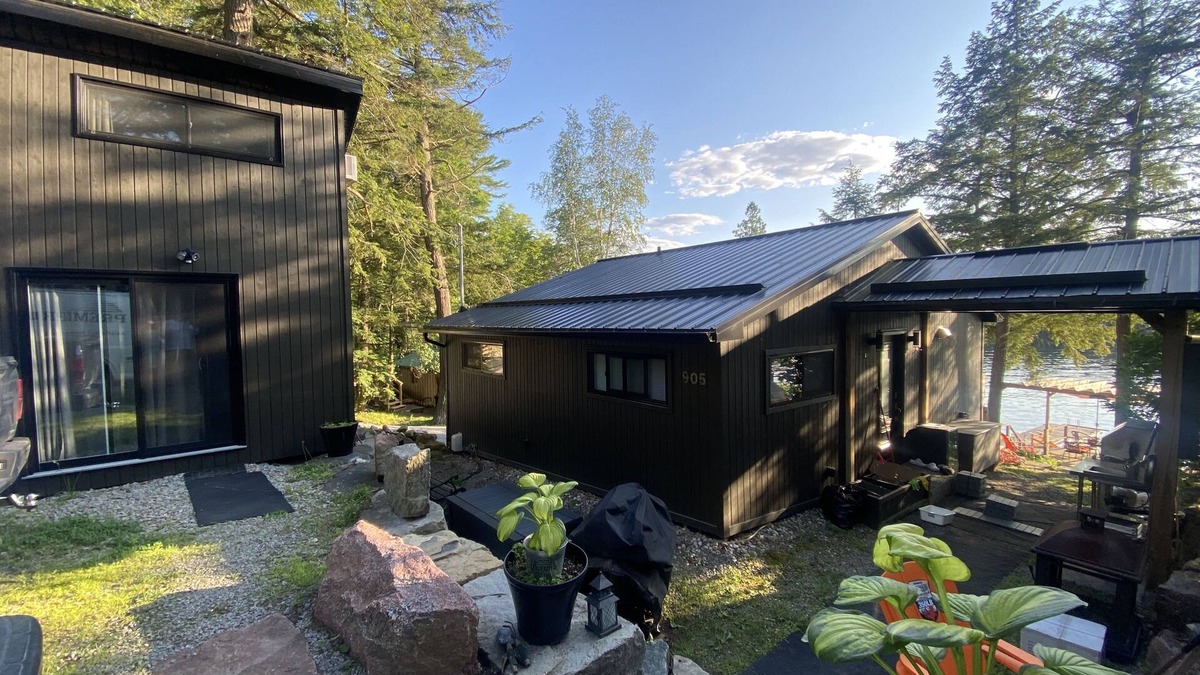 Leeds and the Thousand Islands House | Luxurious lakefront cottage.