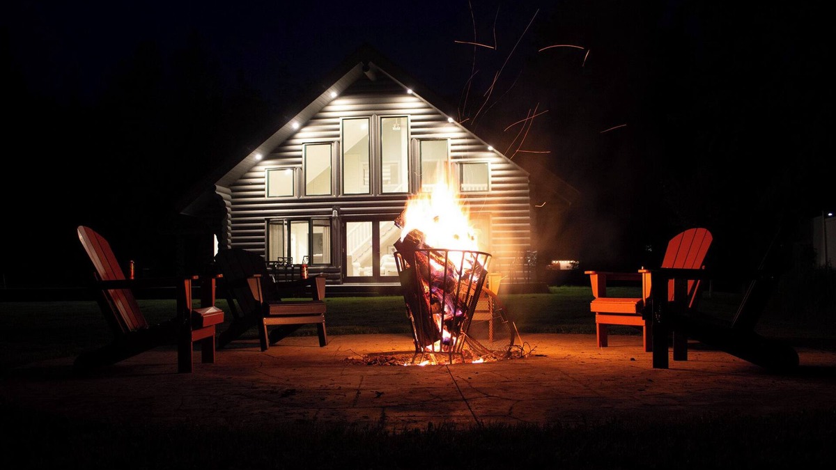 Moose Lake House | Luxurious Lakefront Log Home with Entertainment Building on Moosehead Laken