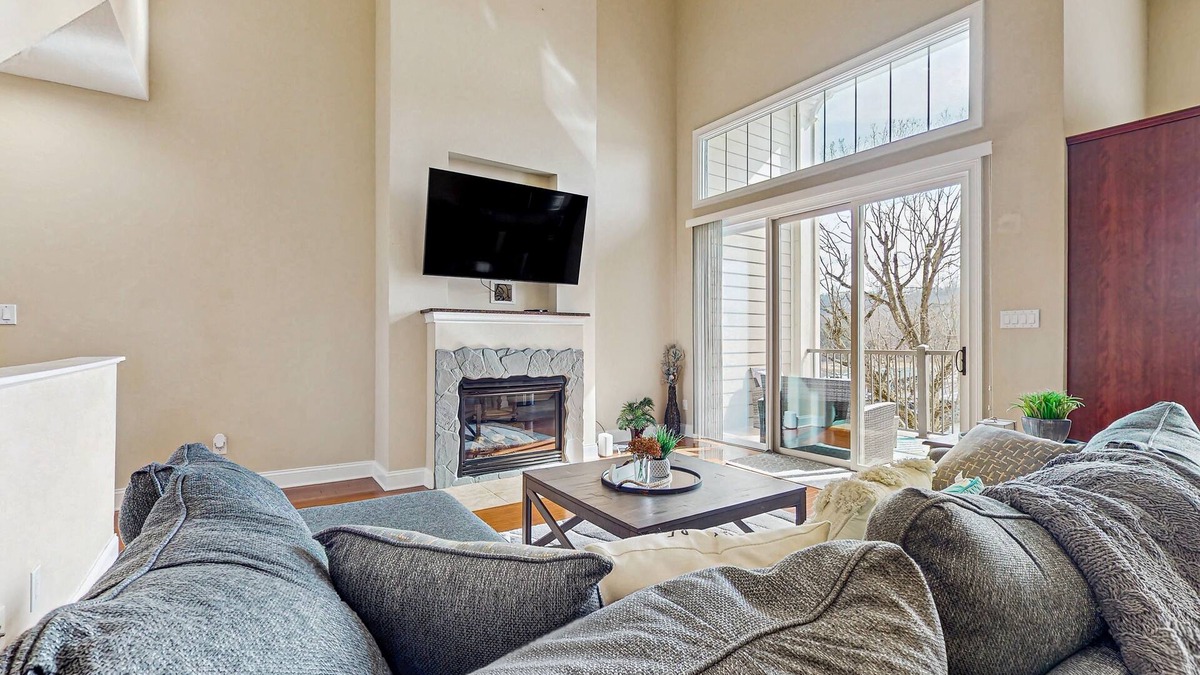 Maynardville Condo | Luxurious Lakeside Retreat with Stunning Views & Resort-Style Amenities