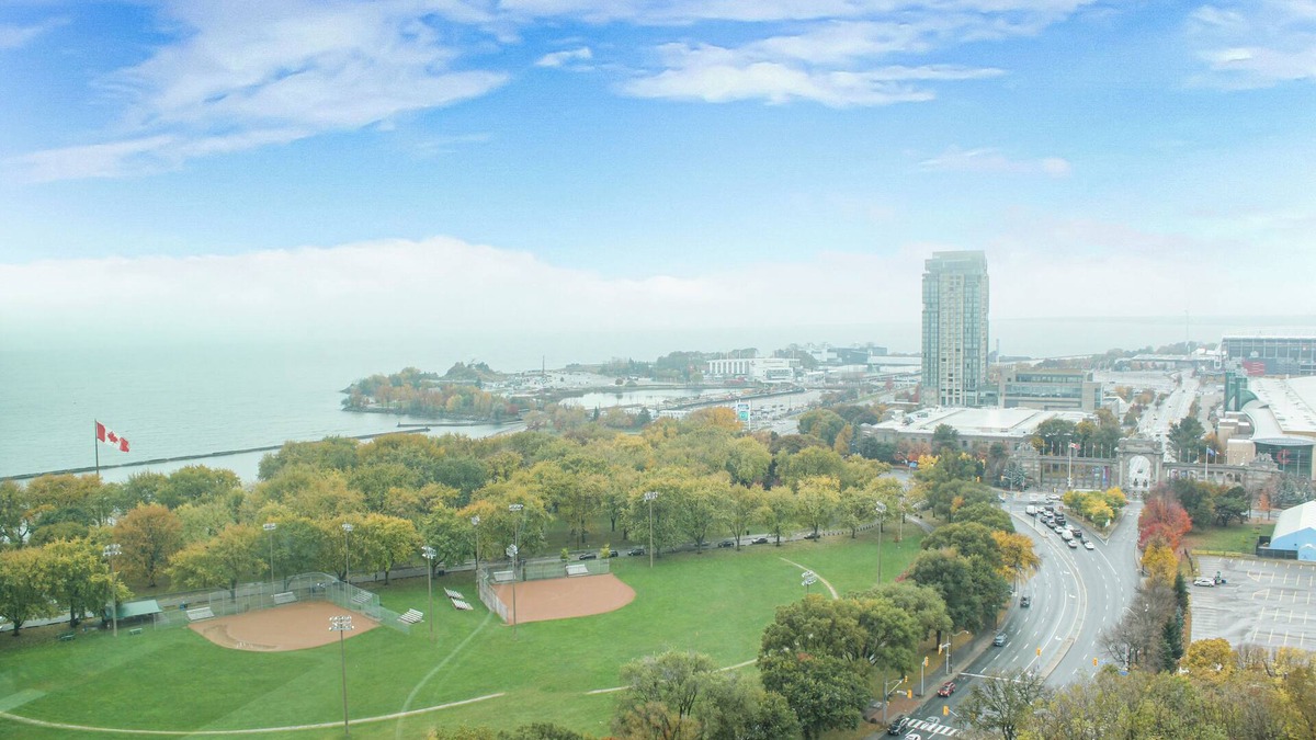 Fort York Condo | Luxurious Lakeside Suite Near CN Tower – C$69/night